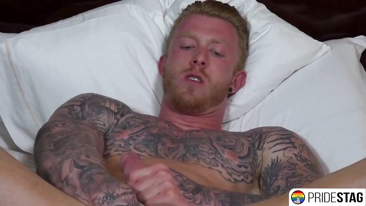 Plavuša crvenokosa hetero bodybuilder skida se i pokazuje mišiće prije nego što drka svoj veliki kurac