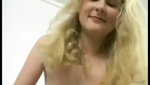 Blondine in strümpfen masturbiert, bevor sie den schwanz des casting-agenten lutscht und reitet
