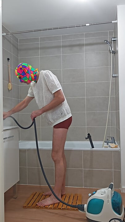 I'm finishing the steam cleaning of the bathtub (episode 3)