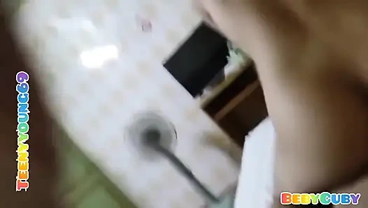 Adik tiriku yang cantik berbagi kebahagiaan sama saudara tiriku