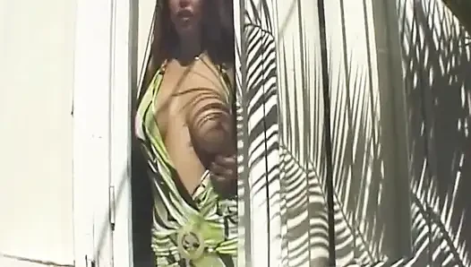 Sinnliche brünette MILF fingert feuchte muschi zu explosivem orgasmus
