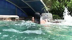 Zwei heisse Junge Lesben spiele mit sich am Pool und besorgen es sich