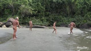 Fútbol muscular desnudo en la playa