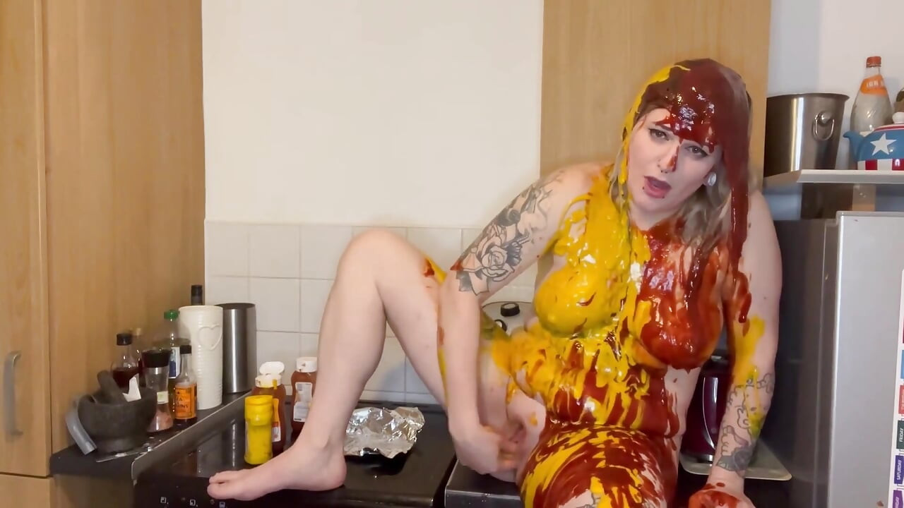 Natte en rommelige worstneukpartij met ketchup en mosterd
