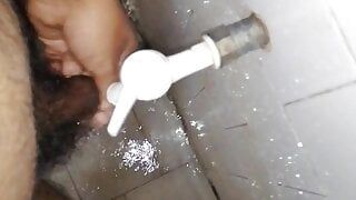 Un adolescent nu joue avec sa bite dans la salle de bain