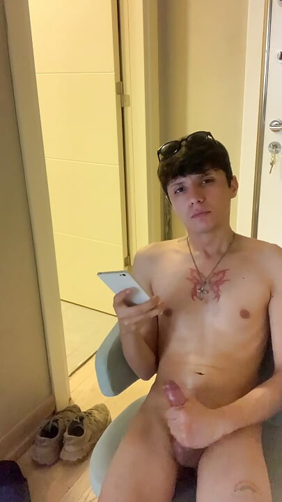 Watch me trying so hard to cum
