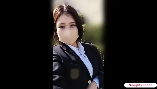 Gerginlik var. Kırsal üniformalı g cup güzellik sessiz ve samimi bir solo anında kendini kaybediyor