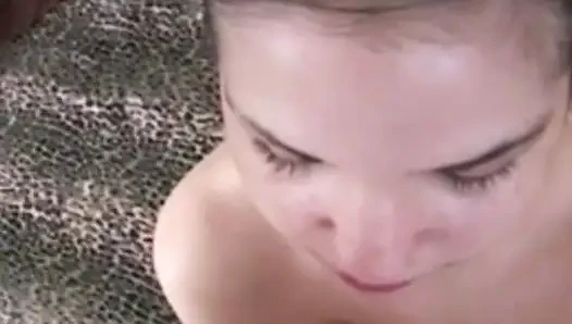 Cewek seksi rambut cokelat lagi asik memeknya sampai porosnya menganga lebar