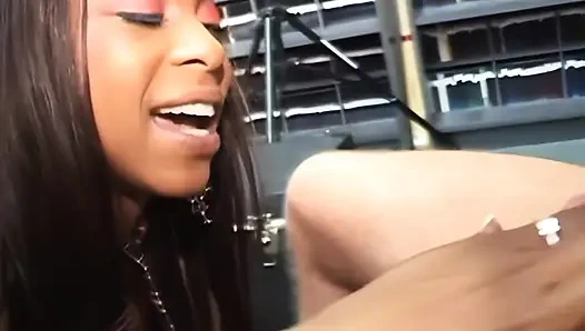 Testislerimi yalıyorsun ve penisimi emiyorsun