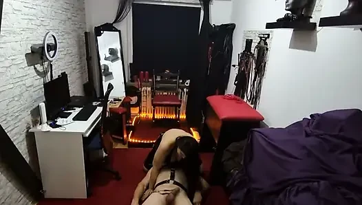 Cewek nakal penurut ini lagi asik kencing di kamar mandi emas