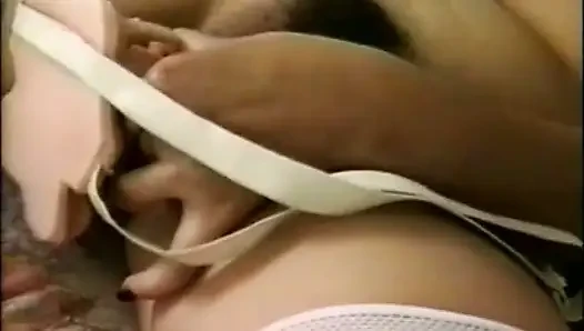Büyük sert siyah yarak için edepsiz bir esmerin küçük götü