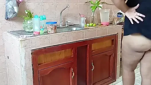 Ibu tiri gemuk lagi bersih-bersih dapur