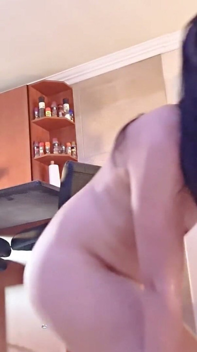 Menina fumando um cigarro é mijada, dá um tapa e chupa pau | Clipe 1