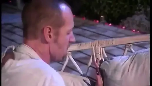 Ateşli esmer adam sikişmeden önce amını yalaması için bacaklarını açıyor