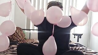 Soplando globos para decorar mi habitación