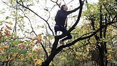 公共の場の高い木の上でオナニーする女の子-レズビアン錯覚