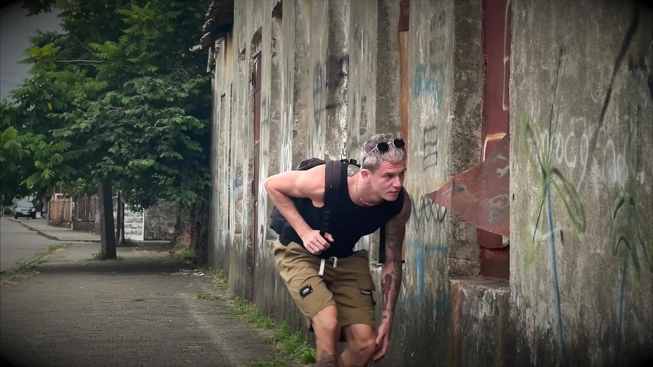 我抓到那个在手淫的陌生人用后入式狠狠地操我, 并在废弃的洞里结束了我的洞