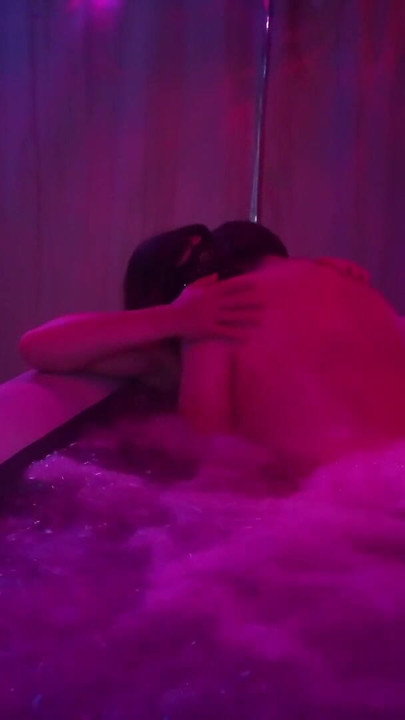 Μικρό γαμήσι στο SPA ερασιτέχνες γαλλικά | Κλιπ 1