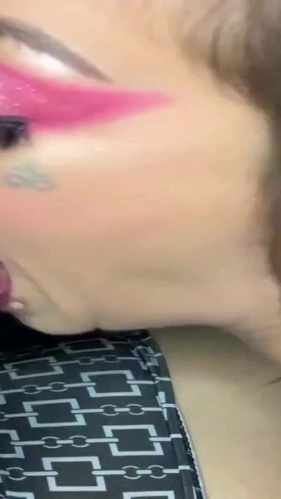 balançando minha bunda grande na cara dele, provocando meu namorado com lingerie sexy vermelha ... Eu quero chupar seu pau enorme como uma puta imunda | Clipe 1