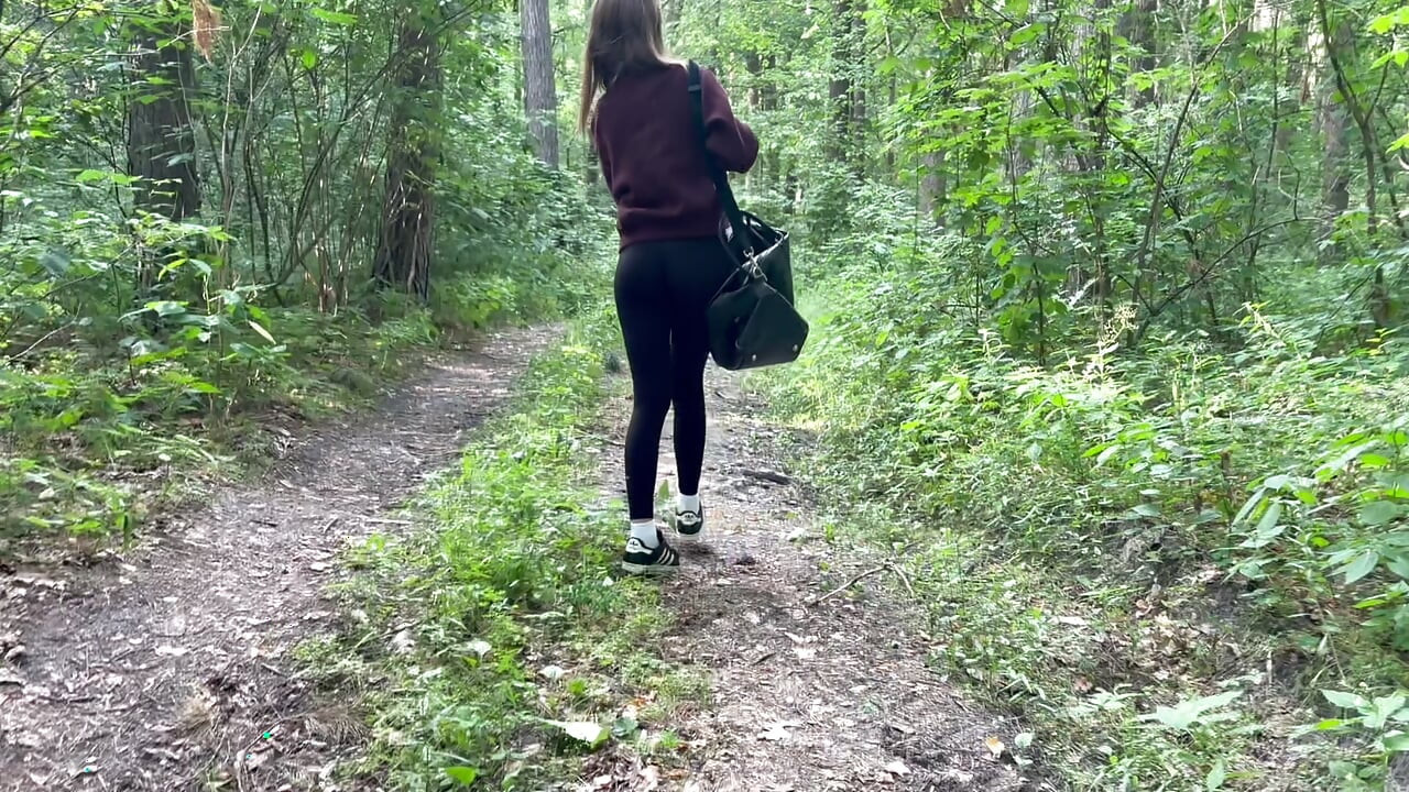 Traindo na floresta, sexo estranho com uma grávida. Traindo meu marido enquanto eu ia fazer xixi, eu deixei um estranho gozar dentro