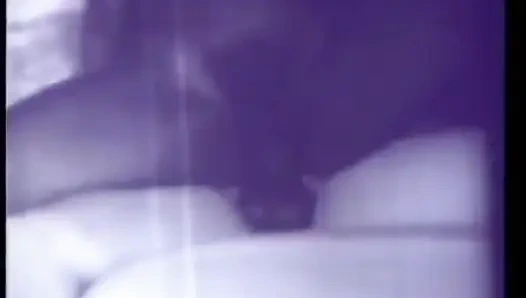 Azgın siyah beyaz orta yaşlı seksi kadın ve takma yarak dildo ile klasik üçlü grup seks (ses yok ama müzik)