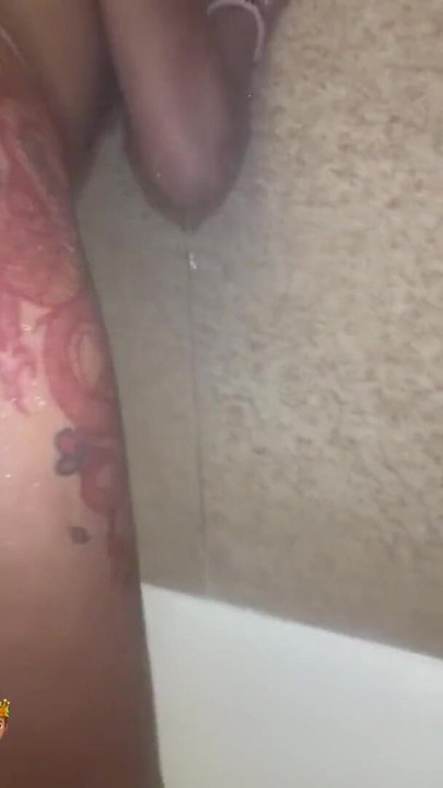 Cewek langsing dengan pantat bahenol lagi pamer pantat dan tatonya di kamar mandi! | Klip 1