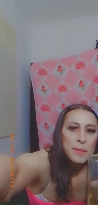 Mariquita femboy bebe meando
