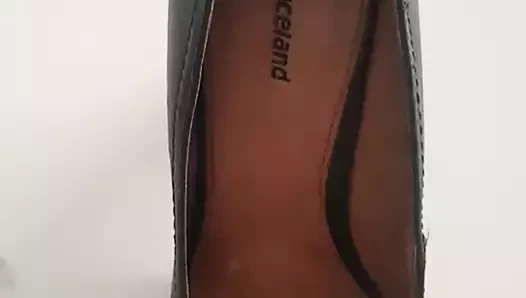 Pump porn video – Big cumshot on high heels pumps shoes