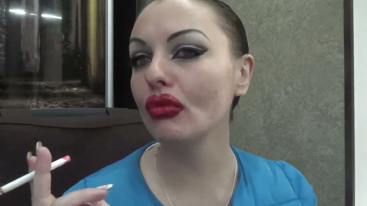 Seksi makyaj büyük kırmızı dudaklar sigara içiyor