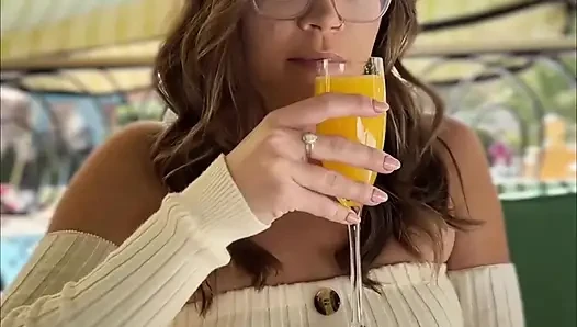 Katie Kush ile kahvaltı ve köpük banyosu