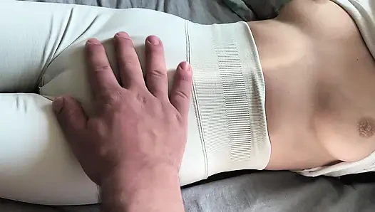 Seksi tayt giymiş üvey erkek kardeşimin bakire amcığımın konturlarını takip etmesine izin verdim