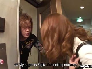 Une jolie vendeuse japonaise se fait baiser dans un gang et éjaculer dessus