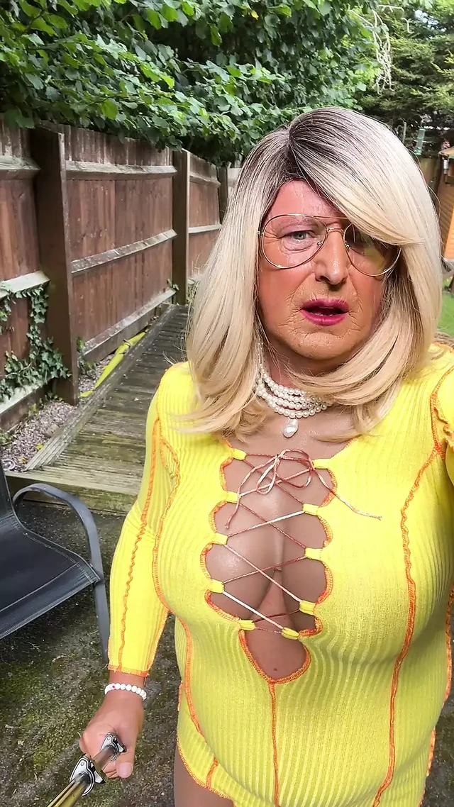 Sexy crossdresser Kellycd2022 in tan pantyhose and heels