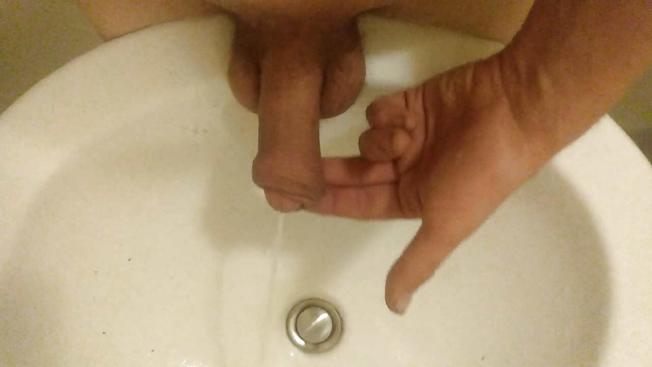 Kikar på min hand, i ett handfat