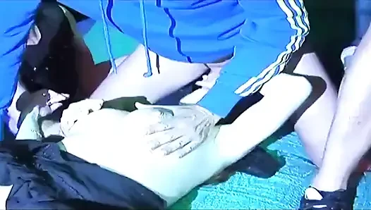 Cewek-cewek bahenol ini lagi asik nyepon kontol di pesta seks klub neon