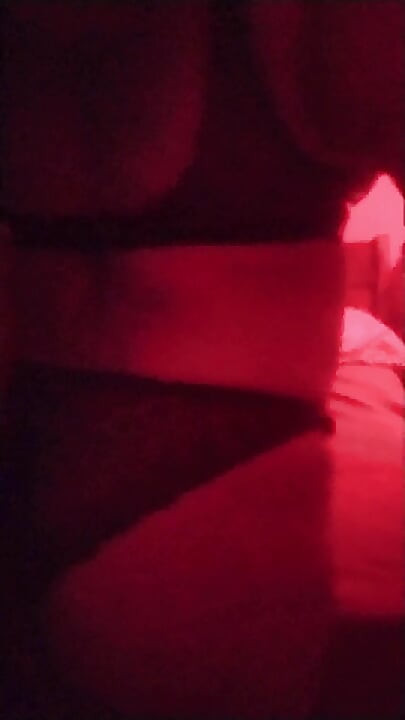 Esposa caliente saliendo mientras su marido está fuera.