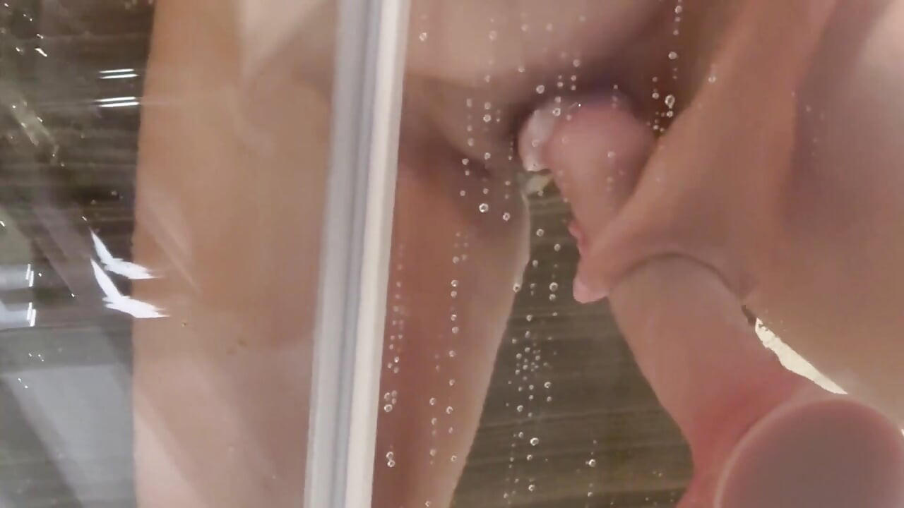 Une MILF Latina S’étire La Chatte Avec Un Énorme Gode Bite Sous La Douche