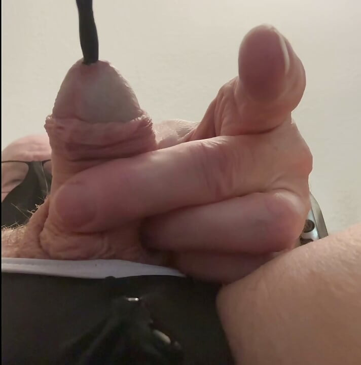 Petite queue, dilatateur noir excité, la visite fait mal ou c'est bon