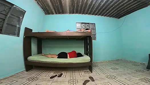 Pengkhianatan di ranjang, pacar di lantai atas, teman di bawah, pacar di tengah perzinahan