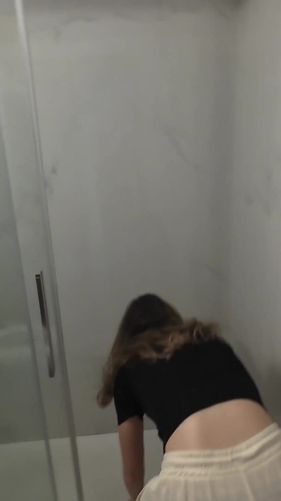 からかいすぎたのに!シャワーで抱かれたんだ!