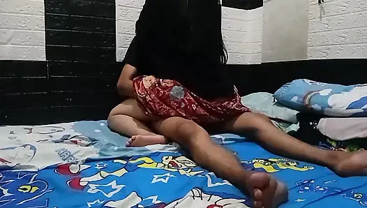 Ein student, der im klassenzimmer sitzt