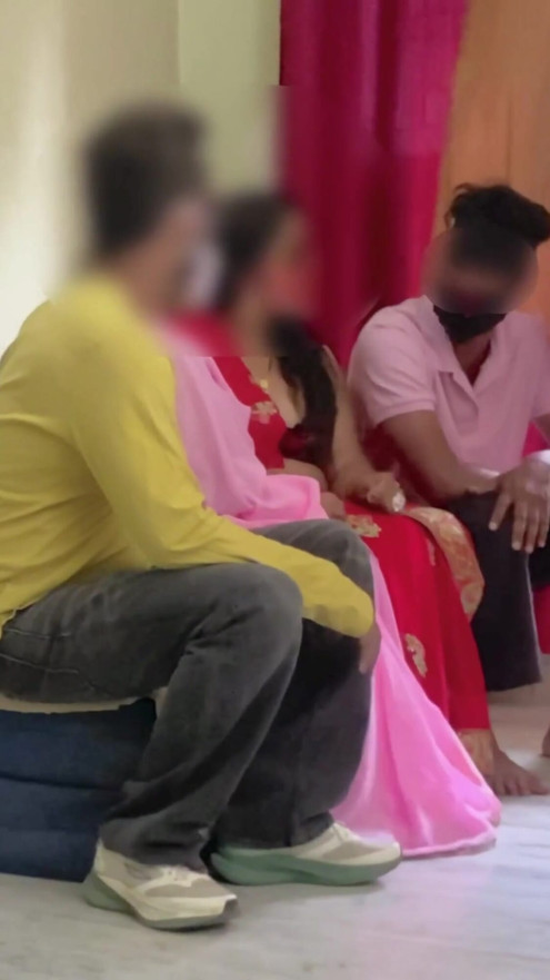 Posle braka, svastika dolazi kući zete, ostavlja jedna drugoj žene, desi lokalni seoski seksi video, ShrutiLiveCum | Klip 2