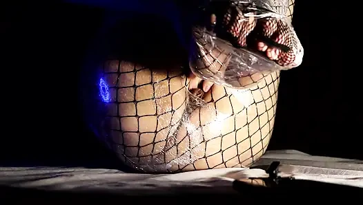 Sargılı bacaklar: plastik sargı azdırma ve ayak fetişi