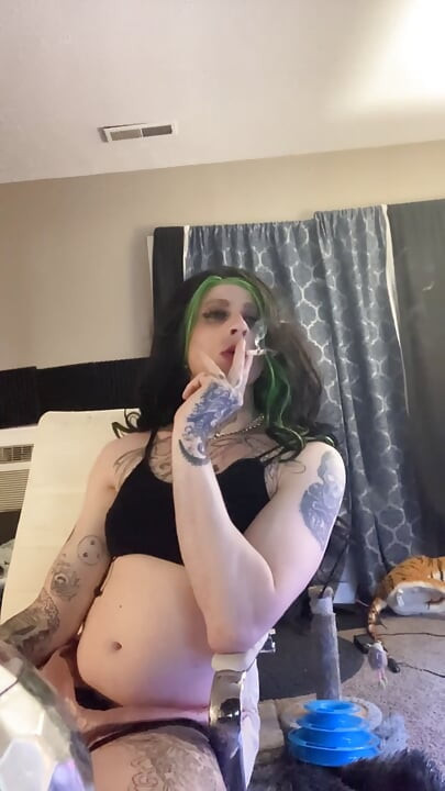 Sexy crossdresser fuma