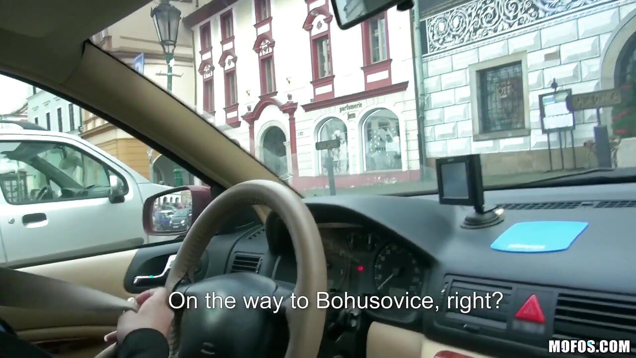 Agățări publice - Natali Blue călărește cabina și călărește o pulă mare