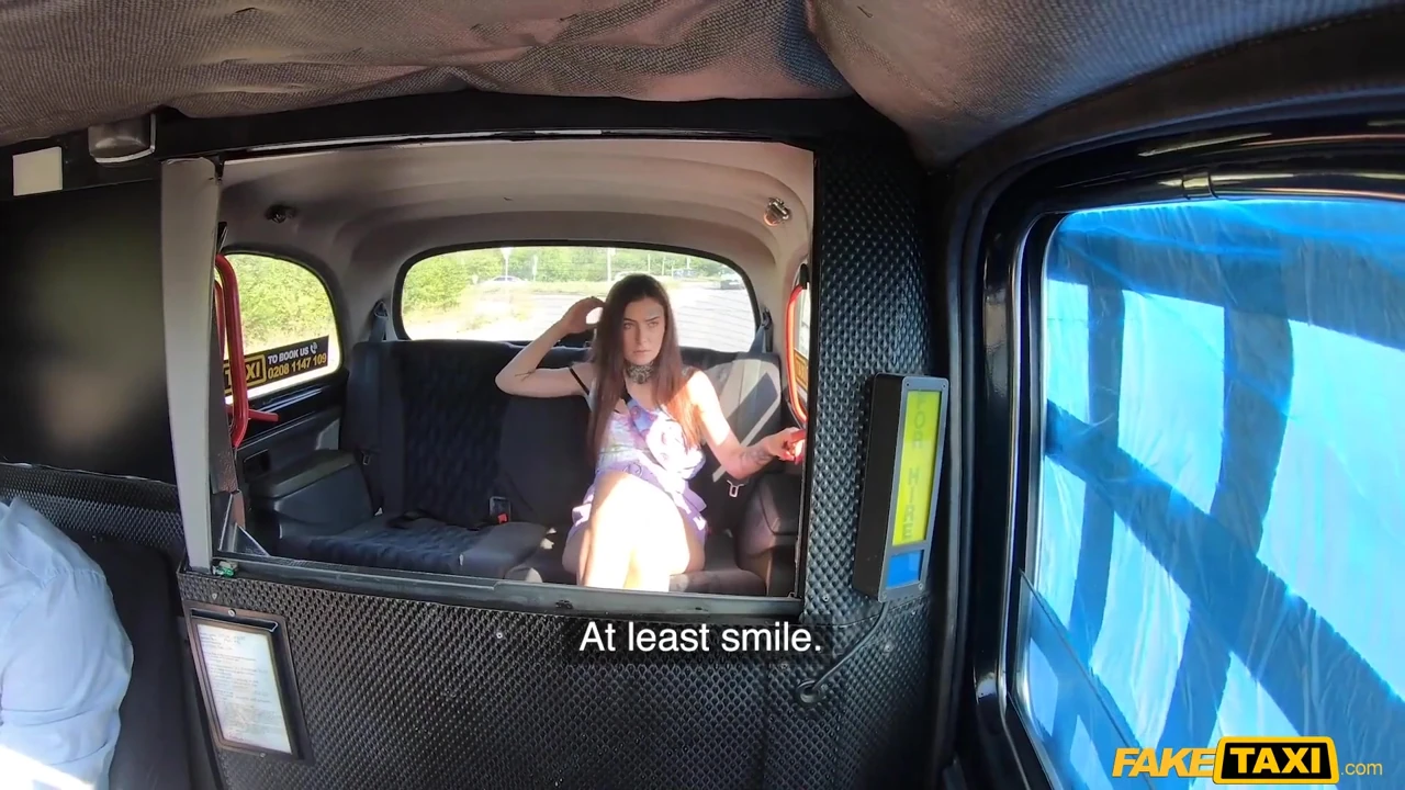 Fake taxi - sıska dövmeli kız Tabitha'yı götüne sokuyor
