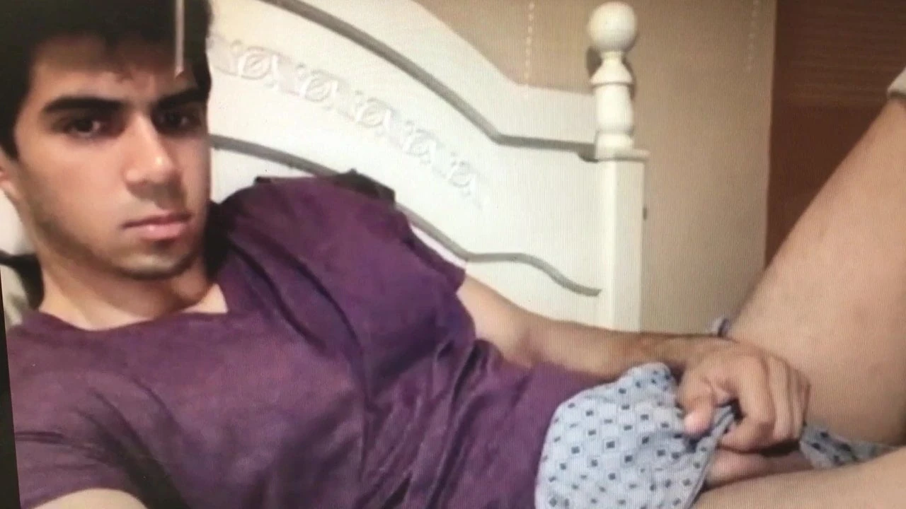 Schattige Arabische jongen trekt zich af op bed 1