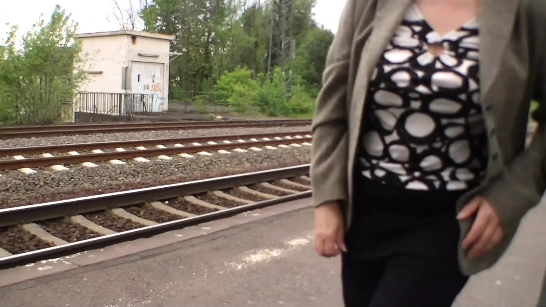 Domaćica je šlepljena na platformi i jebana
