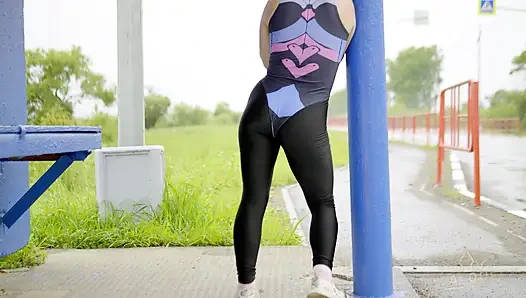 98- Sfw luar ruangan. Videoku dientot sama supir dengan legging dan bodysuit ketat di luar ruangan! Kamu suka sama penampilanku nggak??