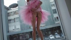 Bela sveta dançando com um vestido rosa de bailarina